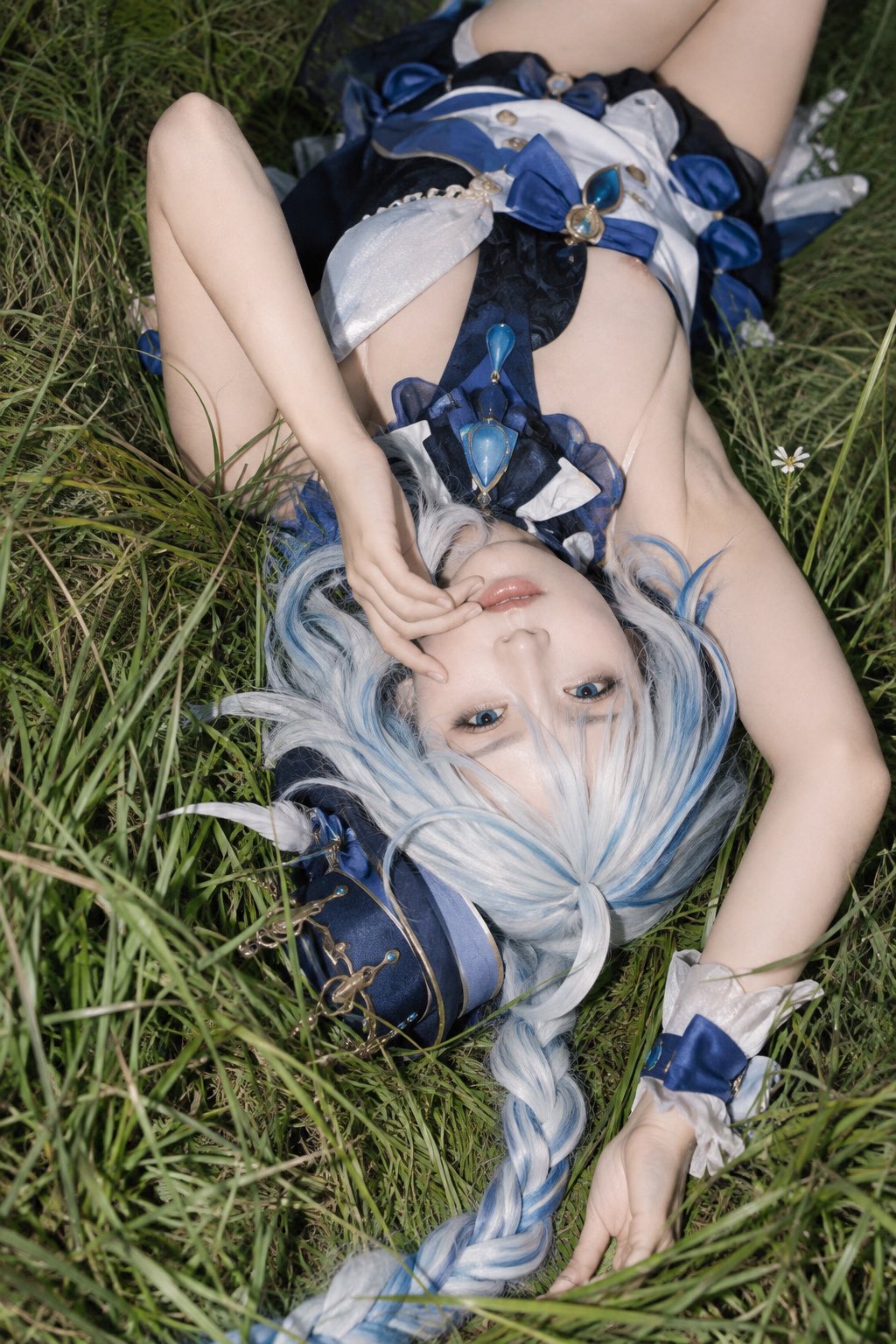 {角色}真人 Cos，明确成年人物。身体构图 × 自然环境 × 直接闪光 × 反时尚 Editorial × 私人现场摄
