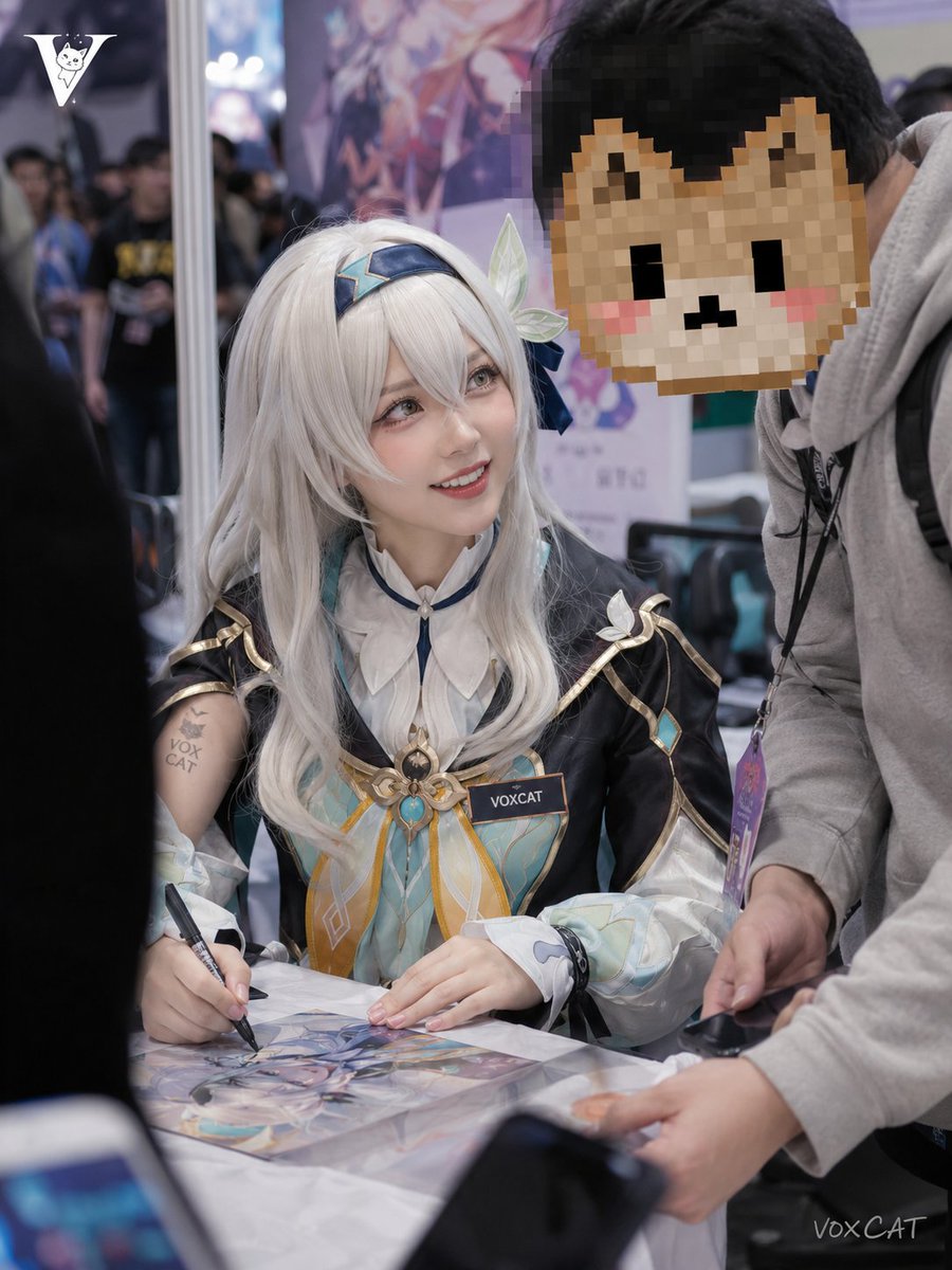 第三方路人抓拍视角 + 漫展签售区 + 高还原 coser + 签售桌互动 + 粉丝动物头贴纸遮脸 + 半身脸部特写 +