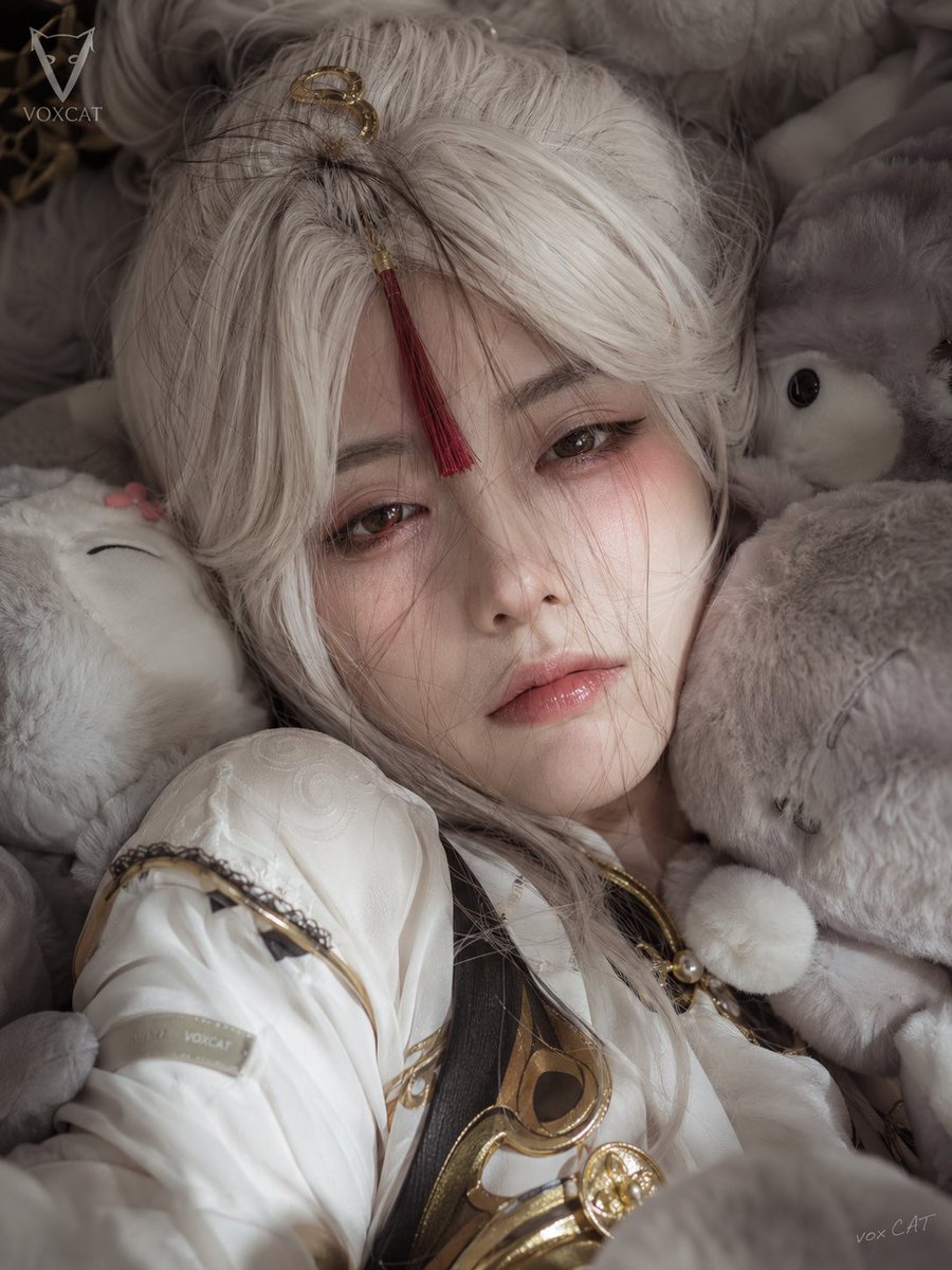一张真人摄影风的私密情绪特写人像，一位成年女性陷在一群灰白色毛绒玩具中，3:4 竖版极近距离面部特写，构图拥挤、几乎无留