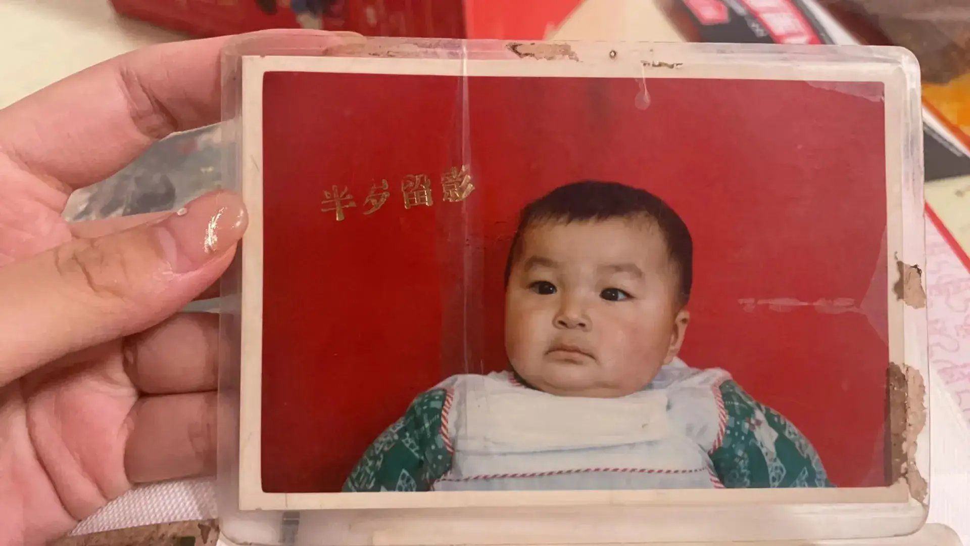 请先对这张老照片进行档案级高保真修复,优先恢复真实细节与层次,严格忠于原图,不改变人物身份、表情、服装、构图和场景内容。