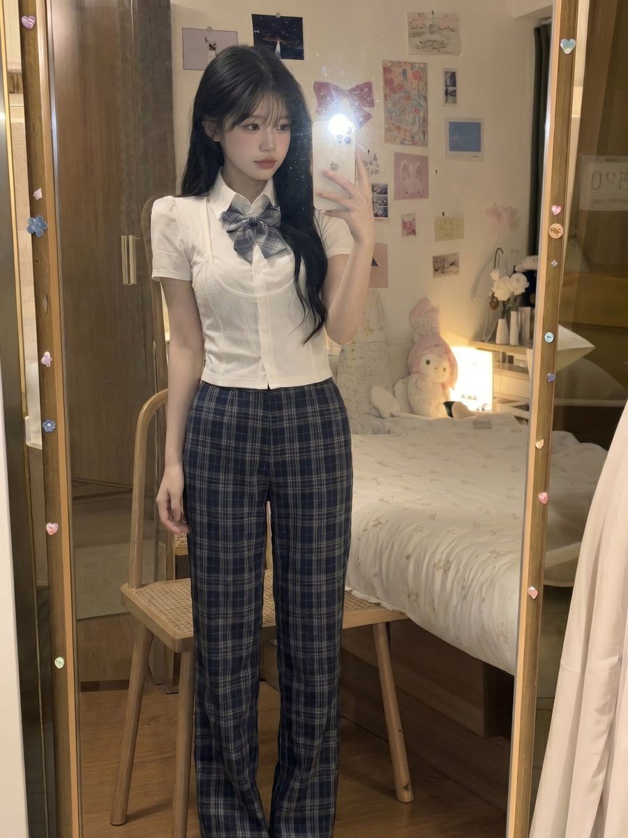 Ultra-realistic smartphone mirror selfie of a beautiful youn