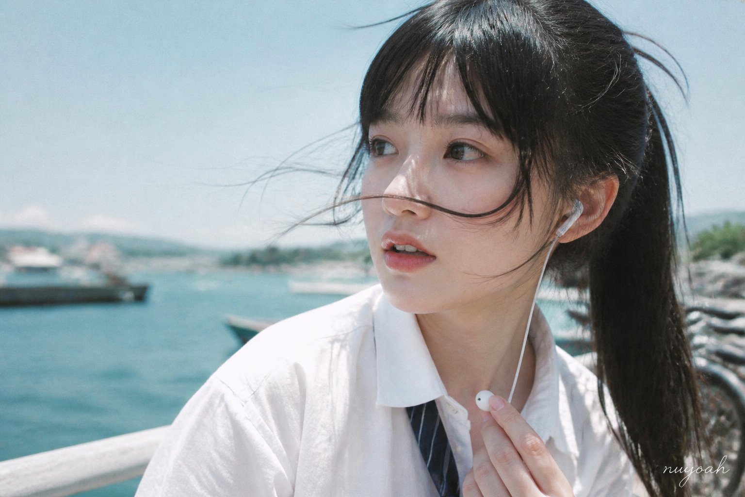 用途：photorealistic-natural，延续盛夏海港放学漫游写真摄影方案。图片 1 是本张主摄影参考，负责海