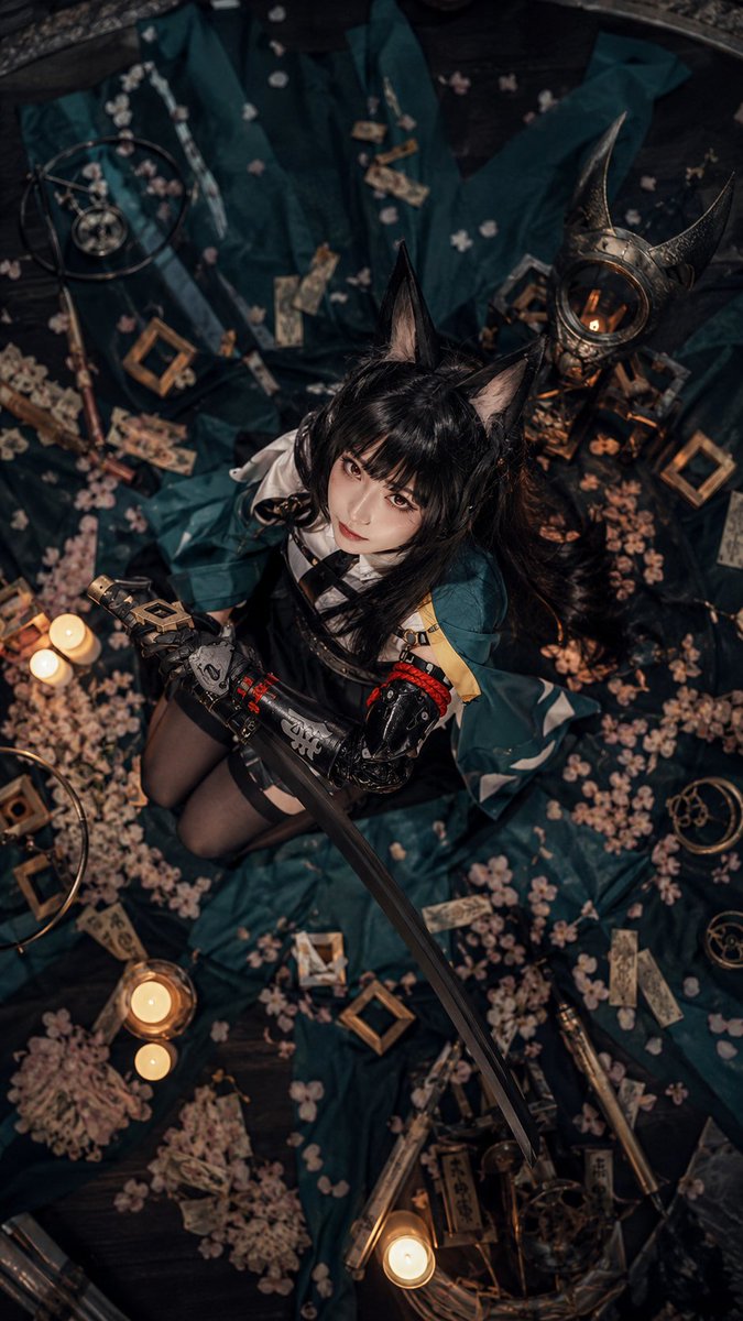 【角色】，成年角色真人 COS，真实摄影质感，保留角色核心外貌与身份特征，包括发型、发色、瞳色、服装主配色、武器、装饰元