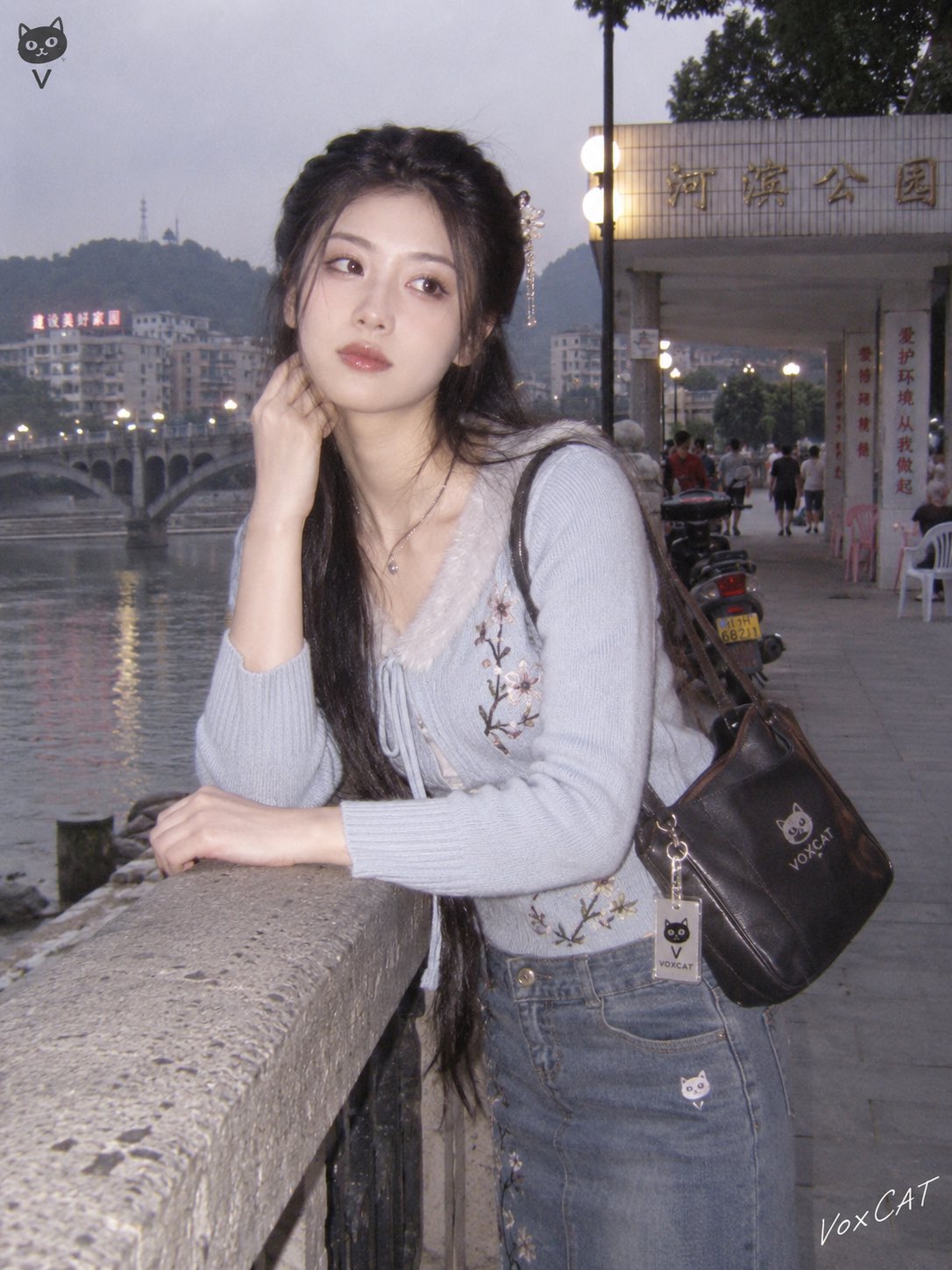 {角色},明确为成年角色,2000—2006 年中国县城青春影像 × 早期 CCD 数码摄影 × 县城青年时尚 × 当代