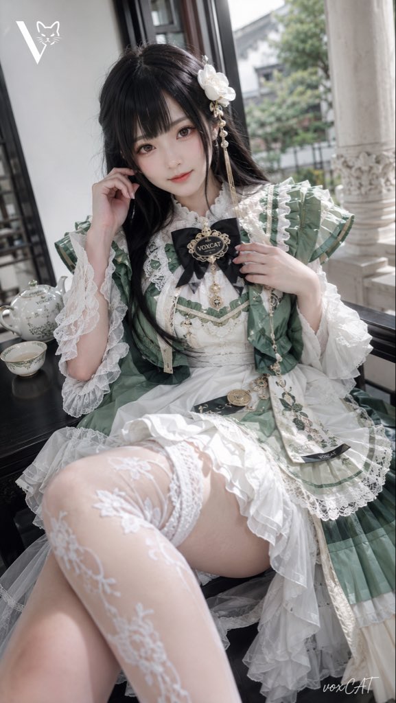 9:16竖版真人 COS 写真,成年女性角色,日系清透少女写真风格,绿白配色洛丽塔服饰。