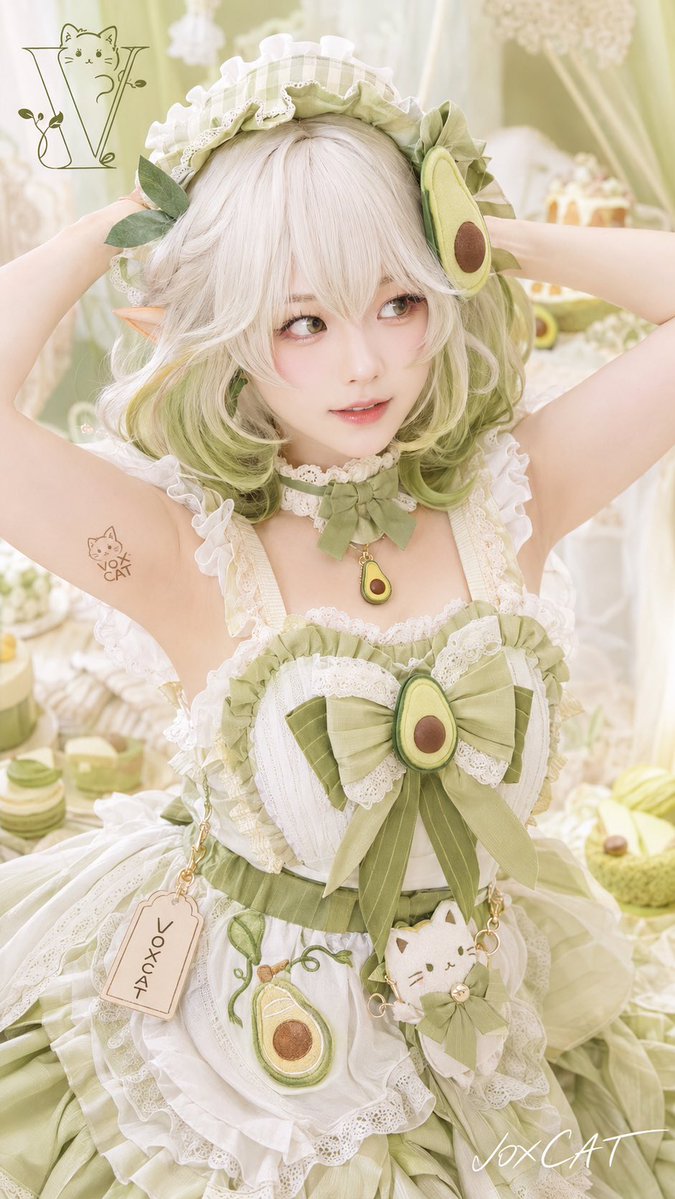 通用版提示词:二次元感很强的甜美少女 Cos/Lolita 女仆风人像,主题为「{水果}甜点系女仆」。年轻女性角色,穿着
