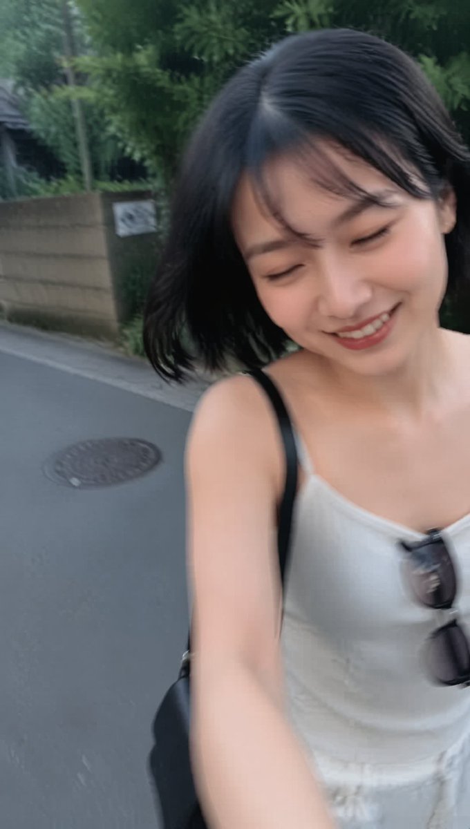 彼氏目線の写真にして。オフセンターでiPhoneで撮った粗い画質写真、素人が撮った下手な写真。シンプルで女性らしいカジュ