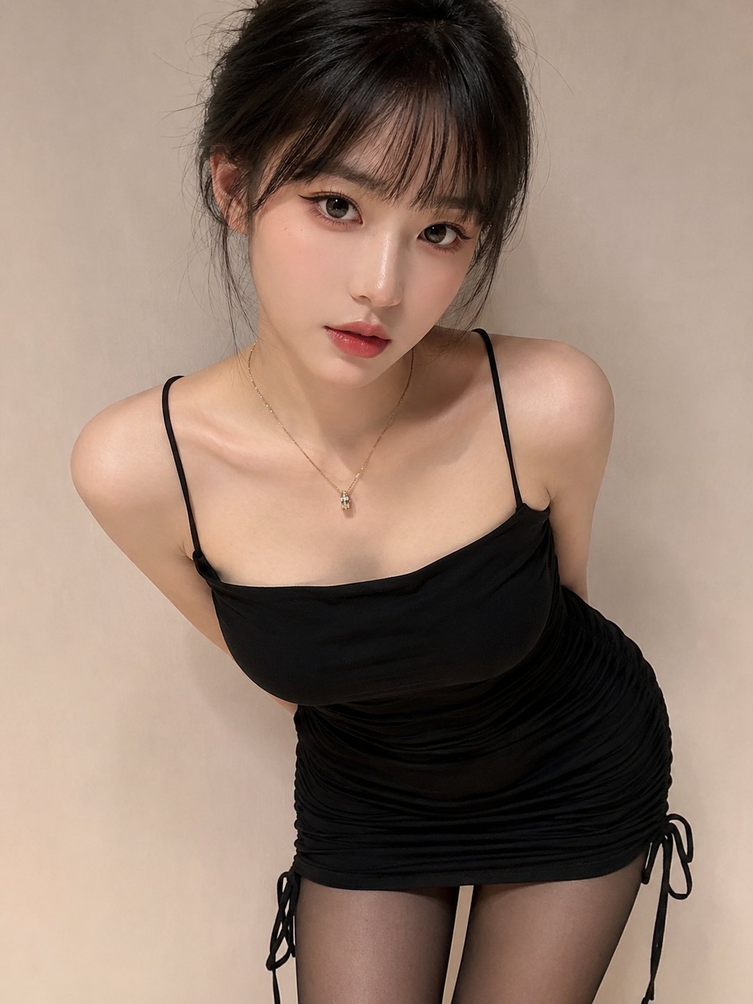 极致漂亮的中国美女，随机抓拍动作，直式人像构图，