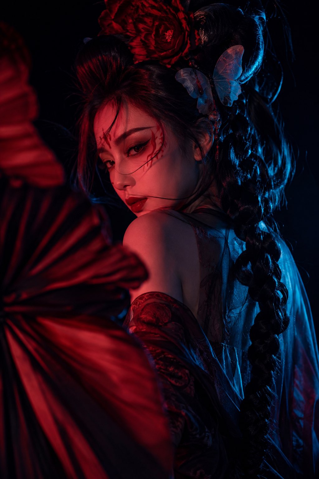 暗黑东方妖异角色摄影,成年东方女性以身体侧背、头部回转的近距离构图出现,人物位于画面中央偏右,眼神低压直视镜头,肩膀与长