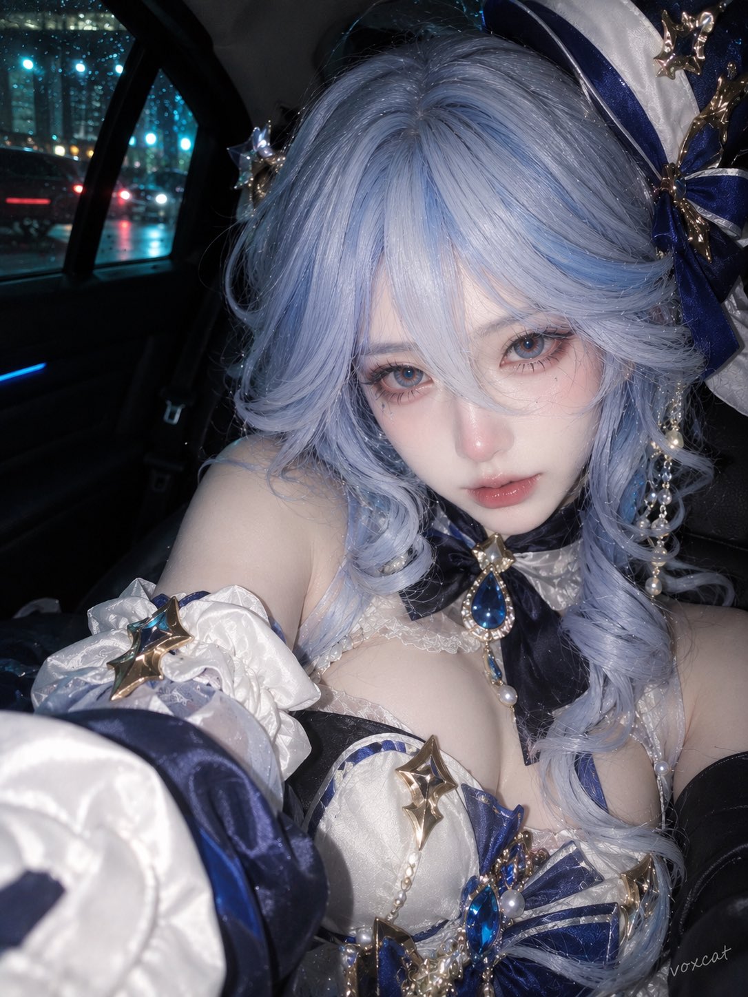 [角色 / 主题]，夜间车内手机自拍感幻想 COS 摄影，成年女性，近距离头肩半身特写，手机主摄视角，24–28mm 等