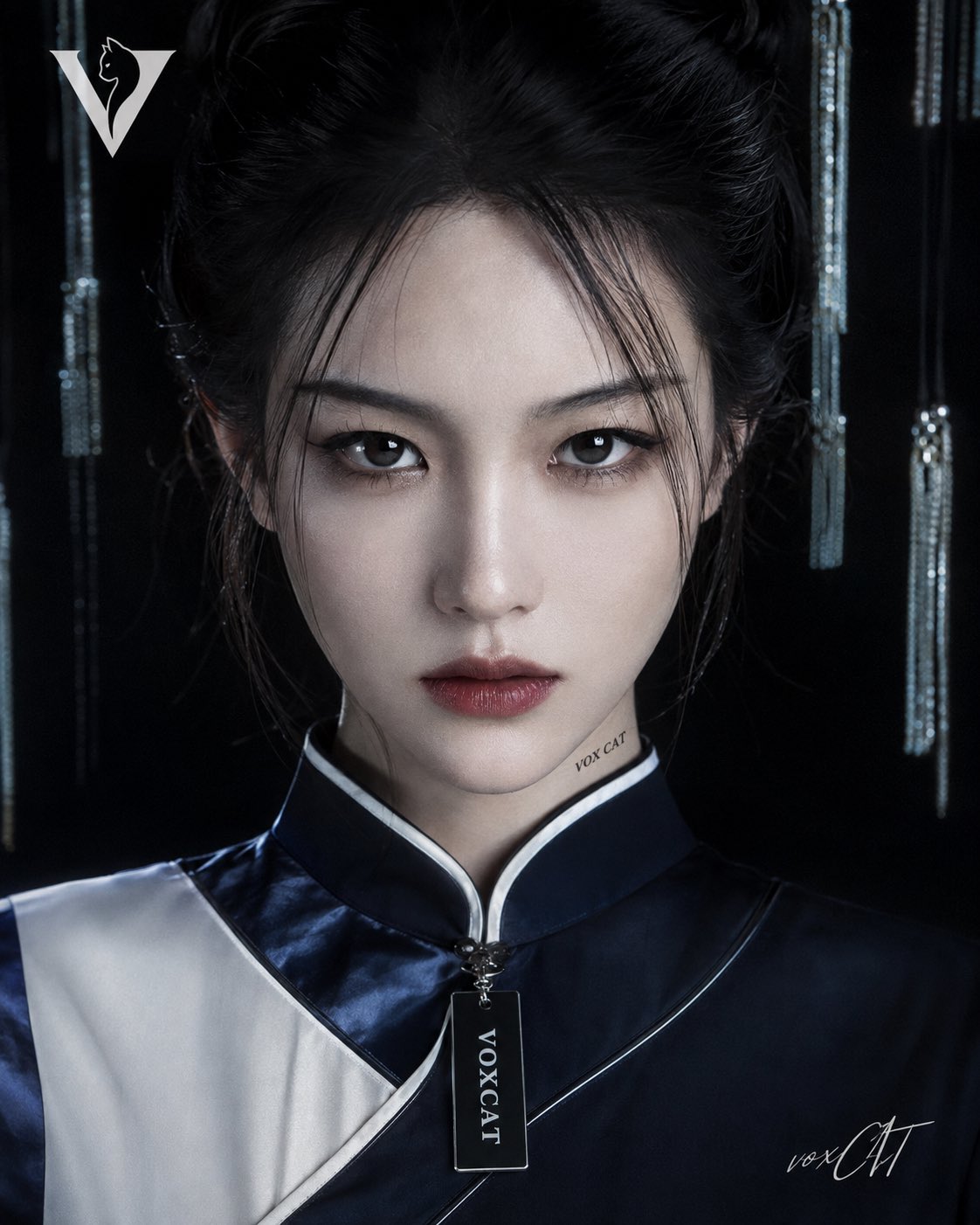 成年东亚女性,古典东方气质,正面超近景肖像,面部占据画面主体,直视镜头,神情冷静、疏离,隐约带危险感。黑色长发盘起,额前