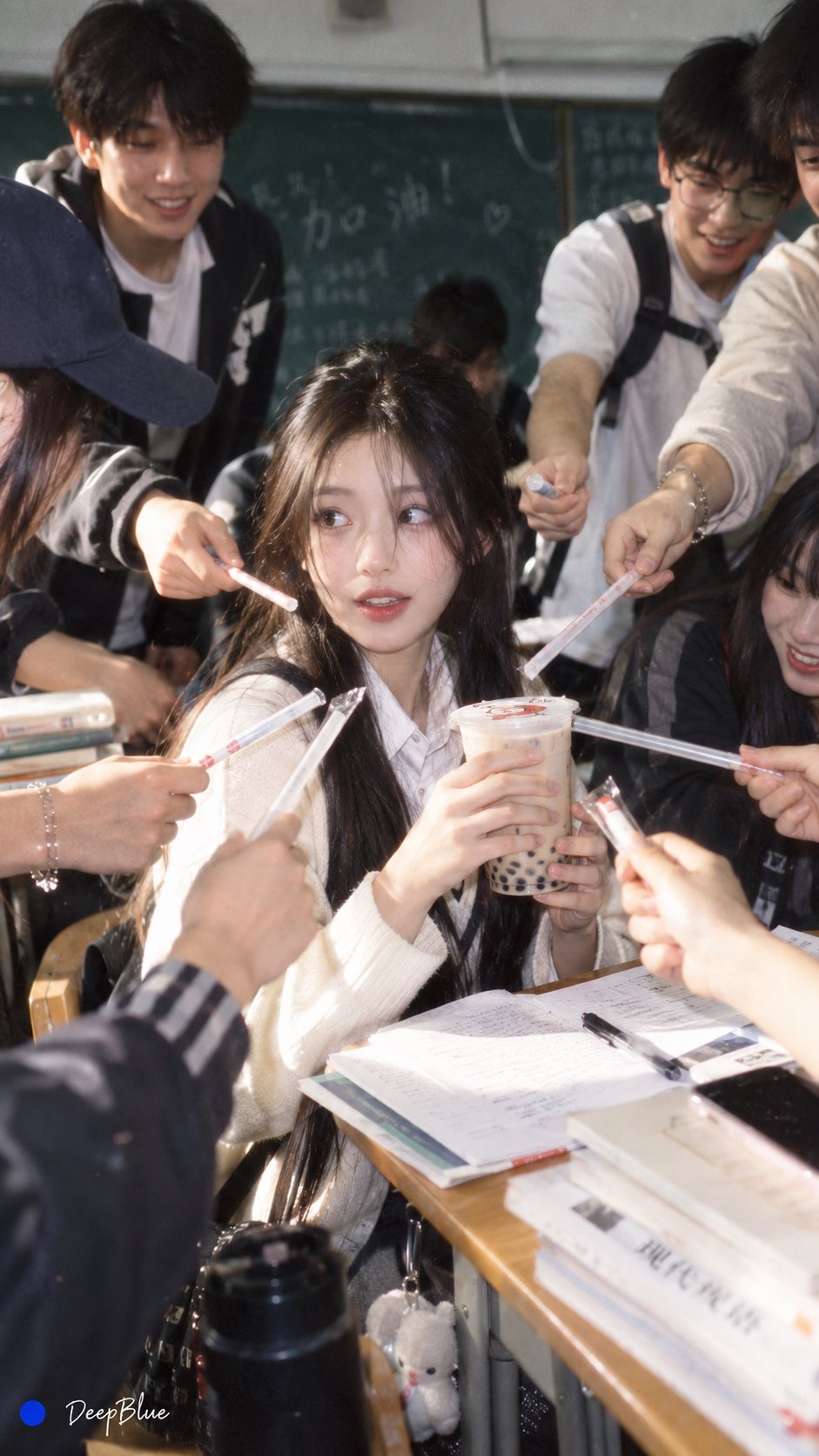 大学课室 × 班花刚拿奶茶 × 众人递吸管 × 《西西里的美丽传说》群体互动构图 × iPhone抓拍 × CCD胶片感