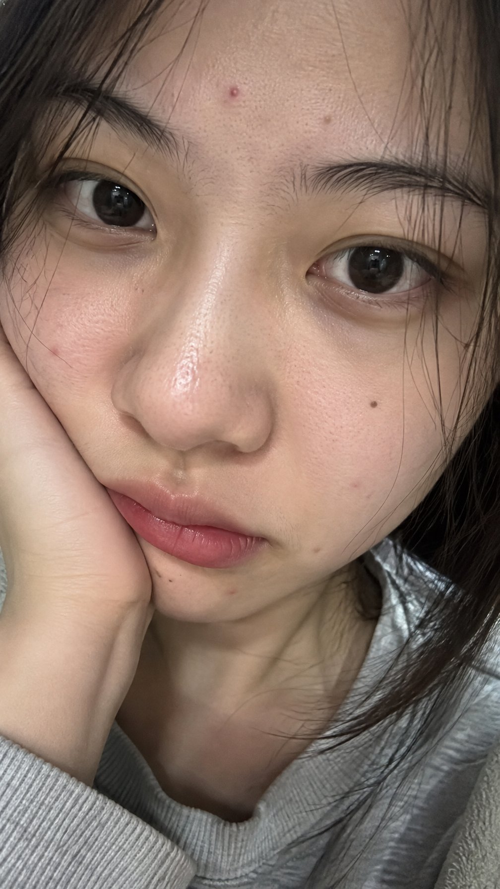 原相机近距离自拍9:16 ，真实细腻皮肤纹理，不完美美女，超近脸部特写，熬夜长了一点青春痘，t区轻微高光反应，细微可见的