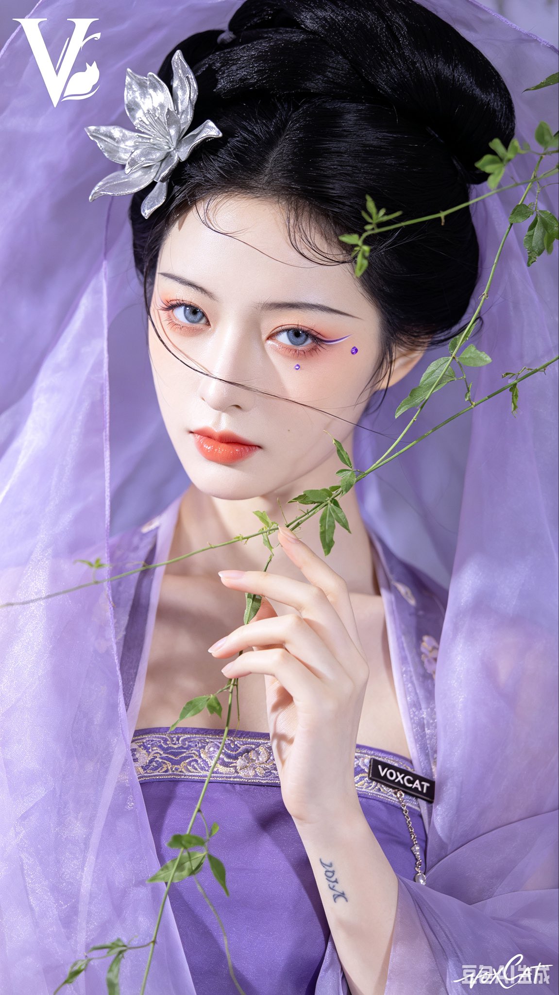 自定义角色，年轻成年东方女性，东方幻想古风花神写真风格，极近距离脸部特写，冷白瓷感肌肤，精致小巧脸型，浅灰蓝色通透眼眸，