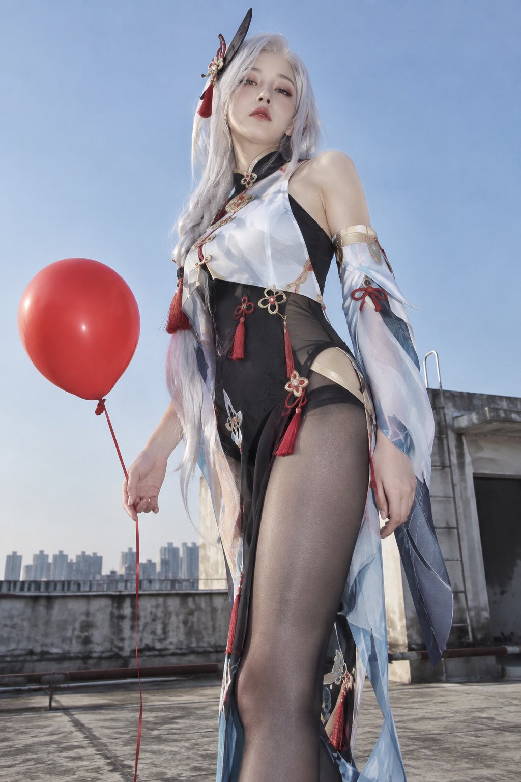 {角色}真人 Cos，明确成年人物。当代身体摄影 × 荒诞日常 × 反时尚 Editorial 摄影 × 私人快照美学。