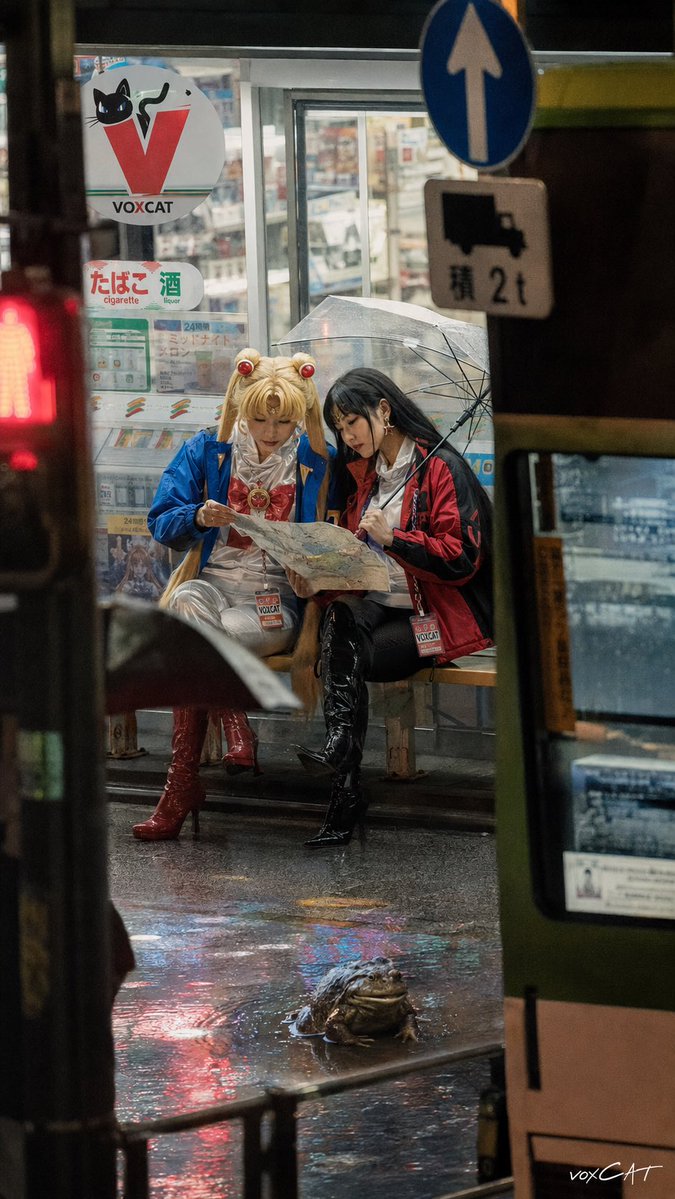 9:16 竖版夜间街头摄影,【角色A】与【角色B】转化为 25 岁以上成年女性真人 COS,保留各自标志性发型、发色、瞳