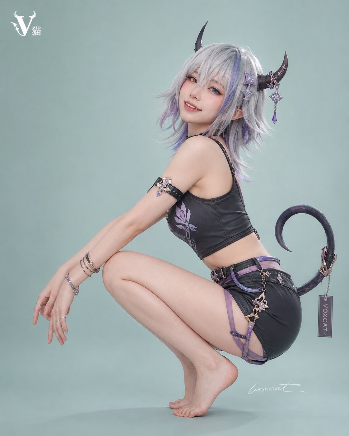 赤脚，以低位深蹲姿势侧身面向镜头，双脚前脚掌着地，膝盖深度弯曲，身体微微扭转，双臂自然向前下方伸展，手指轻垂，头部回望