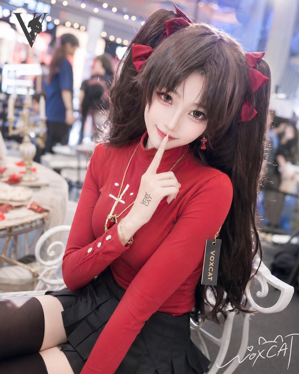 [角色名 / 角色设定]，高还原 Cosplay 写真，室内二次元活动现场氛围，漫展 / ACG 线下活动 / 商场摄影