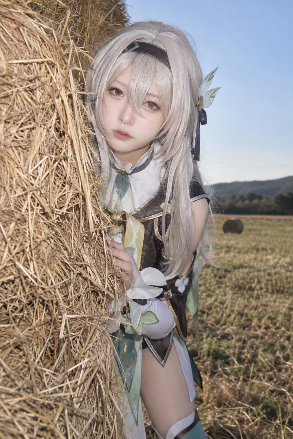 {角色}真人 Cos，明确成年人物。自然物遮挡构图 × 户外反时尚快照 × 直接闪光 × 普通环境与精致造型冲突。