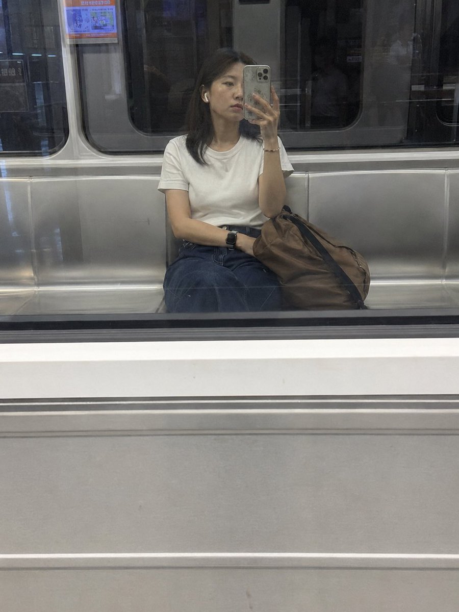 下班地铁里自拍提示词: