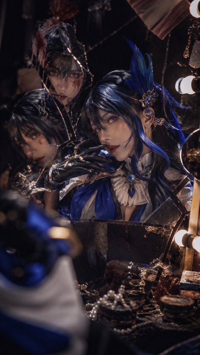 【角色】，成年角色真人 COS，真实人像摄影质感，保留角色核心识别点，包括发色、瞳色、发型、代表性配色、标志性饰品、角色