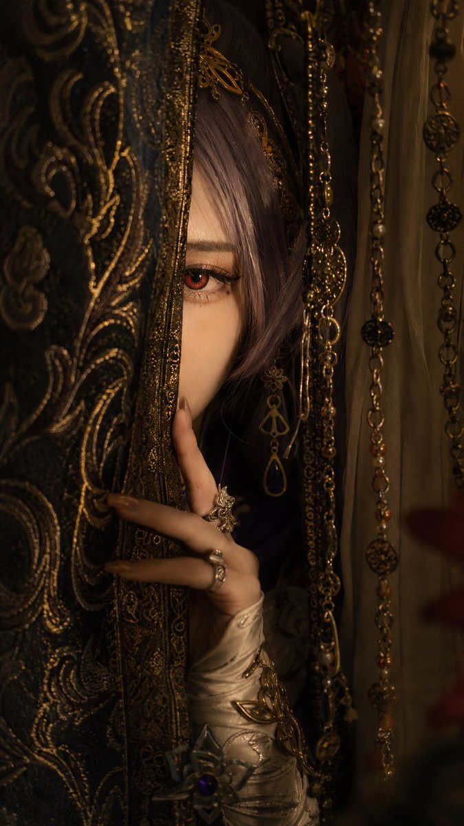 【角色】，成年角色真人 COS，真实摄影质感，保留角色发色、瞳色、头饰、服装配色、标志性细节与性格气质，并将其转译为适合
